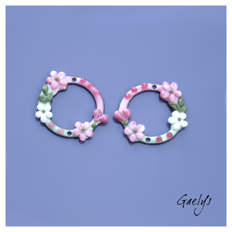 Paire de charm cuivre émaillé pour boucles d'oreille - fond rose / vert doux / blanc / rose / olive - Couronne