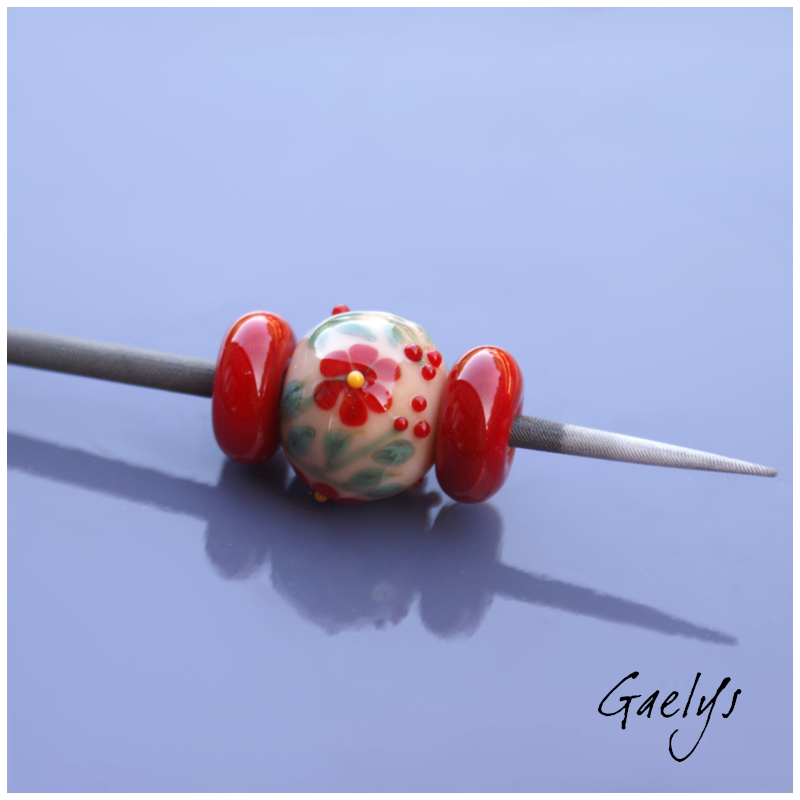 Perle lampwork pour Collier - Focale florale + 2 disques spacer - Fond ginger, fleur rouge, feuillage