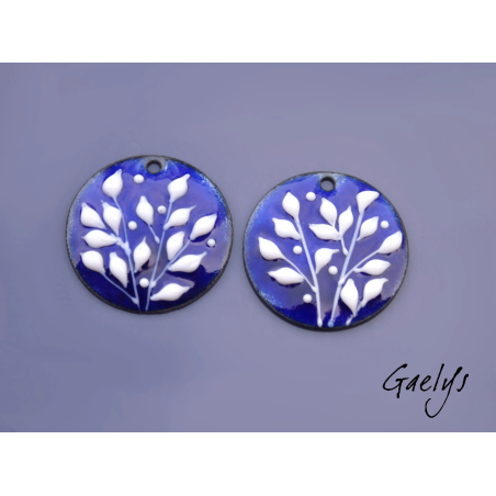 Paire de charm cuivre émaillé pour boucles d'oreille - fond cobalt / feuillage  blanc  - cercle - 25 mm