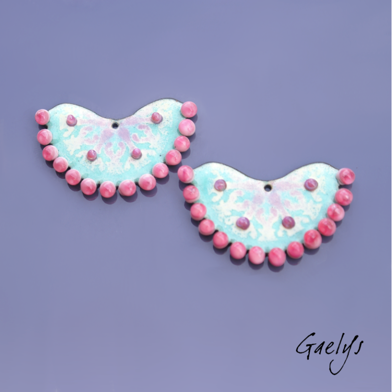 Paire de charm cuivre émaillé pour boucles d'oreille - fond bleu menthe / rose fushia - dentelle et perlé