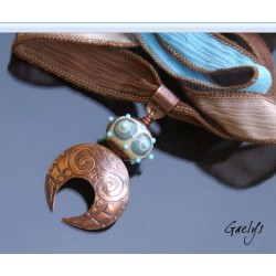 Candra - pendentif Bohême, rondelle ivoire motifs turquoises, plaque de cuivre gravée à l'eau forte - bélière gravée