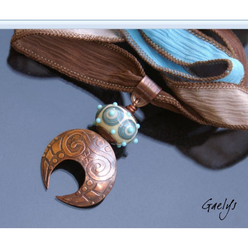 Candra - pendentif Bohême, rondelle ivoire motifs turquoises, plaque de cuivre gravée à l'eau forte - bélière gravée