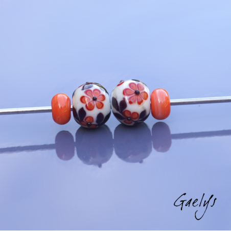 Perles Lampwork à fleurs - duo de perles ronde + spacer  -  ivoir / feuillage noir / fleurette rouge et orange