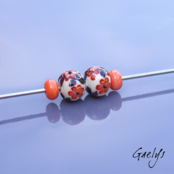 Perles Lampwork à fleurs - duo de perles ronde + spacer  -  ivoir / feuillage noir / fleurette rouge et orange