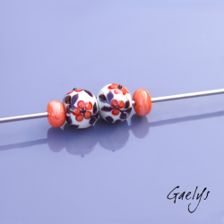 Perles Lampwork à fleurs - duo de perles ronde + spacer  -  ivoir / feuillage noir / fleurette rouge et orange