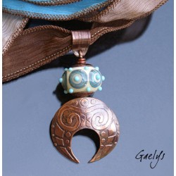 Candra - pendentif Bohême, rondelle ivoire motifs turquoises, plaque de cuivre gravée à l'eau forte - bélière gravée