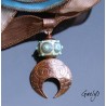Candra - pendentif Bohême, rondelle ivoire motifs turquoises, plaque de cuivre gravée à l'eau forte - bélière gravée
