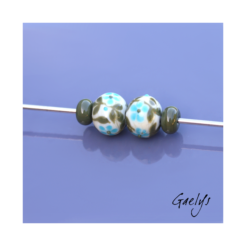 Perles Lampwork à fleurs - duo de perles ronde + spacer  -  ivoir / feuillage vert / fleurette turquoise