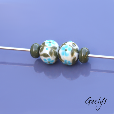 Perles Lampwork à fleurs - duo de perles ronde + spacer  -  ivoir / feuillage vert / fleurette turquoise
