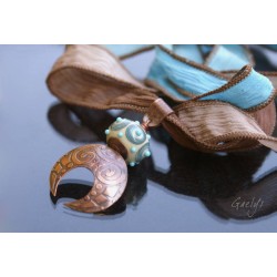 Candra - pendentif Bohême, rondelle ivoire motifs turquoises, plaque de cuivre gravée à l'eau forte - bélière gravée