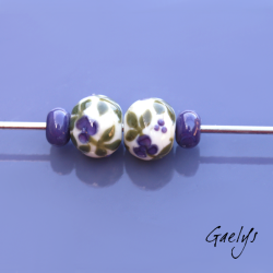 Perles Lampwork à fleurs - duo de perles ronde + spacer  -  ivoir / feuillage vert / fleurette violette