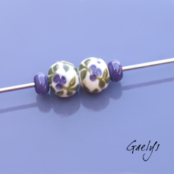 Perles Lampwork à fleurs - duo de perles ronde + spacer  -  ivoir / feuillage vert / fleurette violette