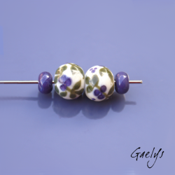 Perles Lampwork à fleurs - duo de perles ronde + spacer  -  ivoir / feuillage vert / fleurette violette