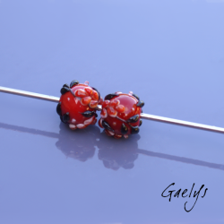 Perles Lampwork à fleurs - duo de perles ronde  -  rouge / feuillage noir / fleurette grappe de fleur rose et rouge