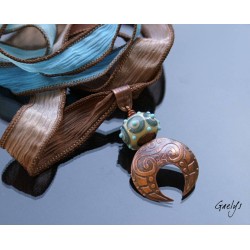Candra - pendentif Bohême, rondelle ivoire motifs turquoises, plaque de cuivre gravée à l'eau forte - bélière gravée