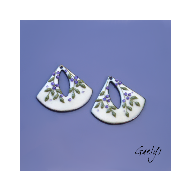 Paire de charm cuivre émaillé pour boucles d'oreille - fond  blanc ivoire  - feuillage, baies violette