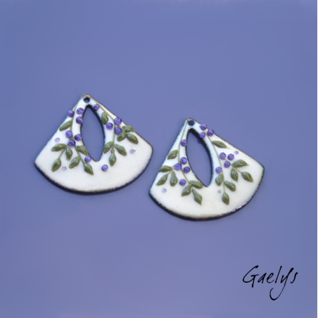 Paire de charm cuivre émaillé pour boucles d'oreille - fond  blanc ivoire  - feuillage, baies violette