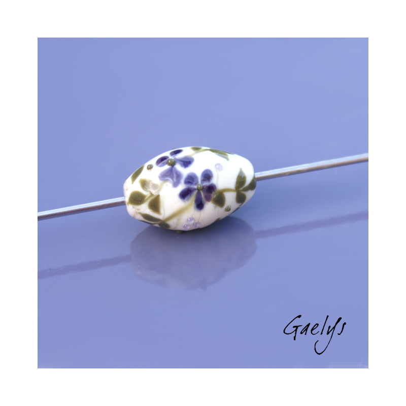 Perle fond ivoire feuillage vert olive et fleurs violette