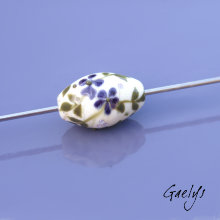 Perle fond ivoire feuillage vert olive et fleurs violette