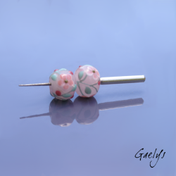 Perles Lampwork à fleurs - duo de perles ronde  -  rose translucide  / feuillage / fleurettes roses