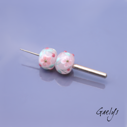 Perles Lampwork à fleurs - duo de perles ronde  -  rose translucide  / feuillage / fleurettes roses