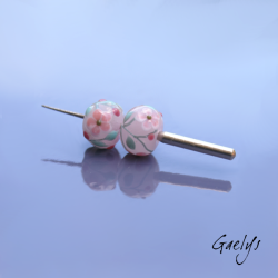 Perles Lampwork à fleurs - duo de perles ronde  -  rose translucide  / feuillage / fleurettes roses