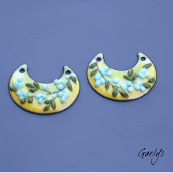 Paire de charm cuivre émaillé pour boucles d'oreille - fond  vert, jaune - fleurs bleues, feuillage