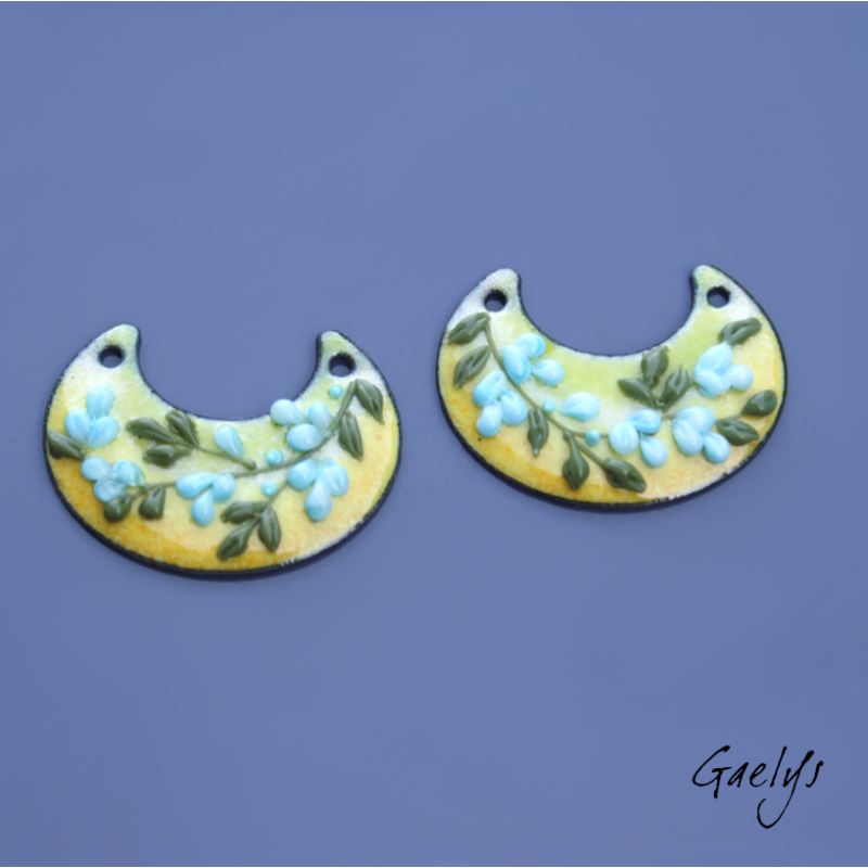 Paire de charm cuivre émaillé pour boucles d'oreille - fond  vert, jaune - fleurs bleues, feuillage