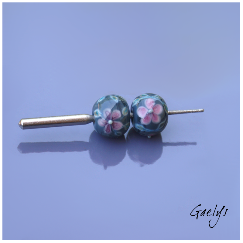 Perles Lampwork à fleurs - duo de perles ronde  -  bleu jean  / feuillage / fleurettes roses