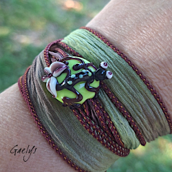 Sybile - Salamandre prune sur perle vert anis - fleurs - Animaux de verre - Ruban de soie