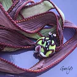 Sybile - Plum salamander on anise green pearl - flowers - Glass animals - Silk Ribbon