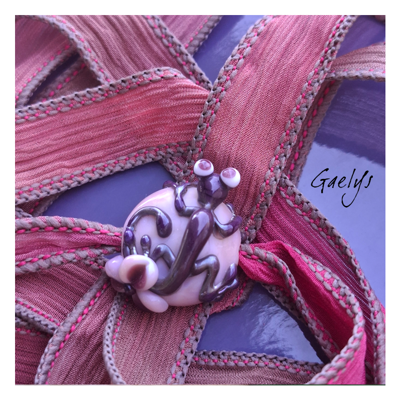 Lilibeth - Plum grey salamander on old rose pearl - flowers - glass animals - silk ribbon
