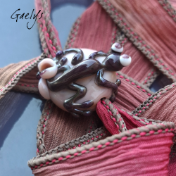 Lilibeth - Salamandre gris plum sur perle vieux rose - fleurs - Animaux de verre - Ruban de soie