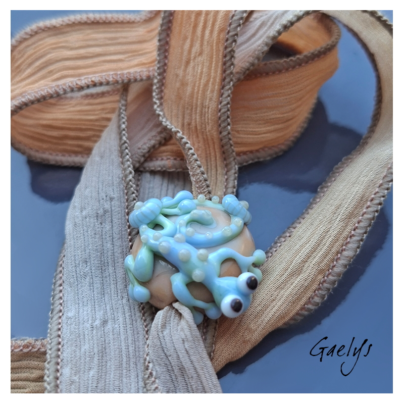 lsy - Blue-green salamander on nude beige apricot pearl - murines - Glass animals - Silk ribbon