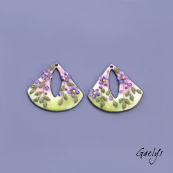 Paire de charm cuivre émaillé pour boucles d'oreille - fond  vert, rose- fleurs violette coeur jaune - feuillage