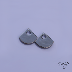 PETIT - Paire de charm cuivre émaillé pour boucles d'oreille - fond  bleu ciel- fleurs roses coeur rouge - feuillage