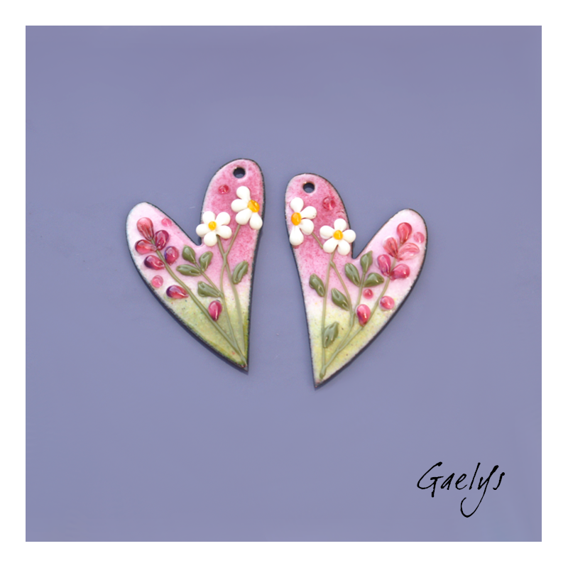 Paire de charm cuivre émaillé pour boucles d'oreille - Coeur, fond  vert et rose fraise - fleurs roses et paquerettes (ivoire)
