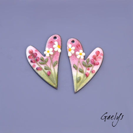 Paire de charm cuivre émaillé pour boucles d'oreille - Coeur, fond  vert et rose fraise - fleurs roses et paquerettes (ivoire)