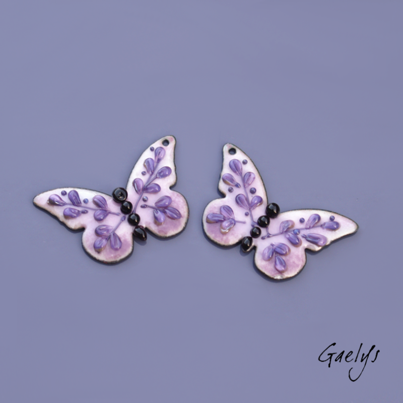Paire de charm cuivre émaillé pour boucles d'oreille - Papillon, fond  mauve, lilas - feuillage violet